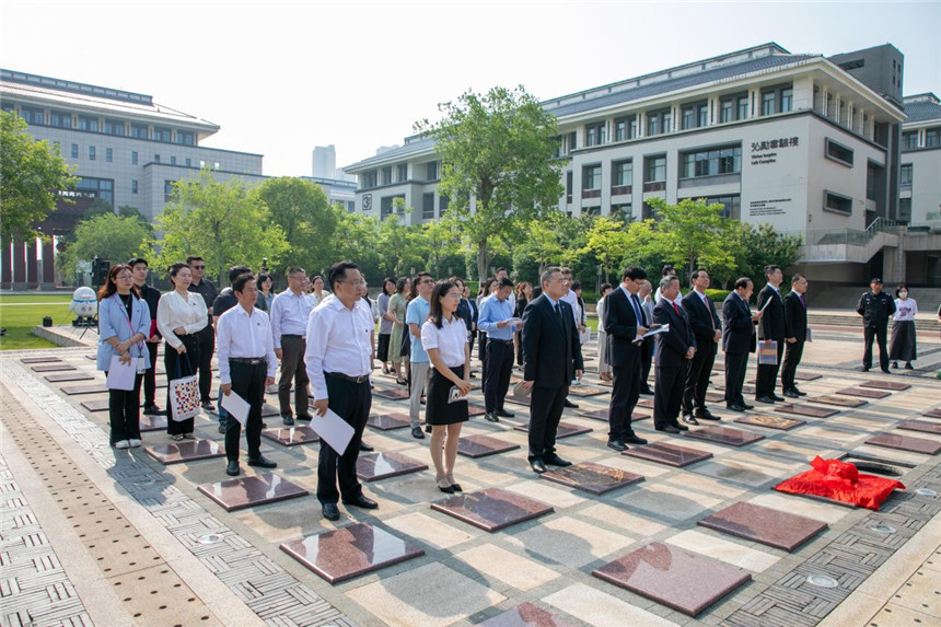 时间囊仪式现场，地面为时间囊井仓